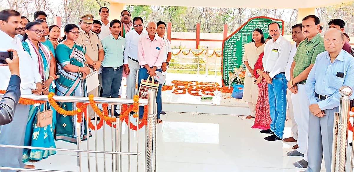Rourkela News: आमको-सिमको के शहीदों को दी श्रद्धांजलि, बोले उप जिलापाल-वेदव्यास में लगेगी निर्मल मुंडा की प्रतिमा
