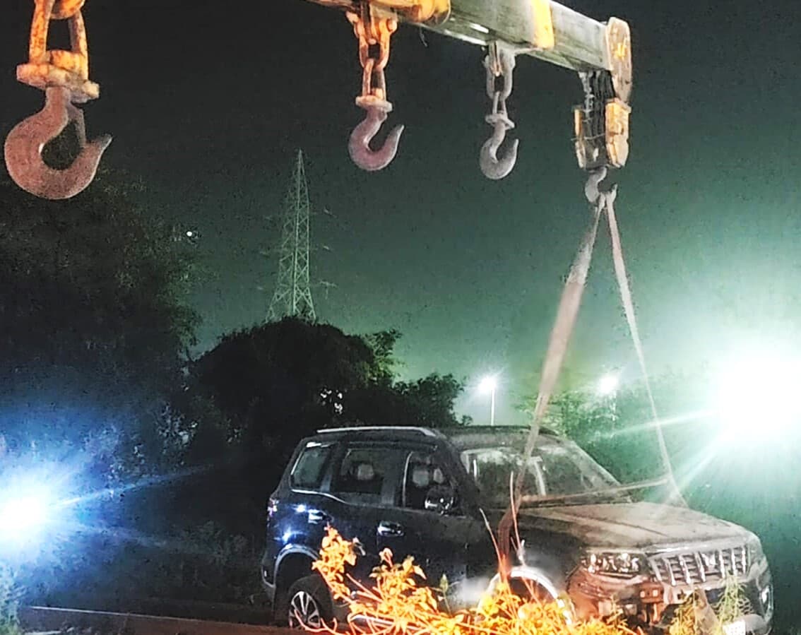 Bokaro News : रेलवे लाइन से देर रात हटायी गयी दुघर्टनाग्रस्त स्कॉर्पियो