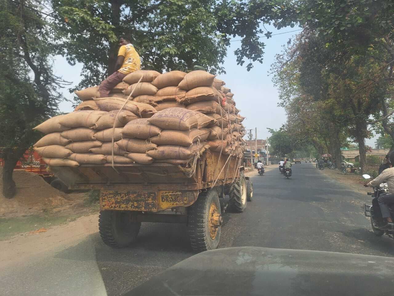 Madhepura. ट्रैक्टर पर ओवरलोड कुछ इस तरह ढोये जा रहे मक्के की बोरी