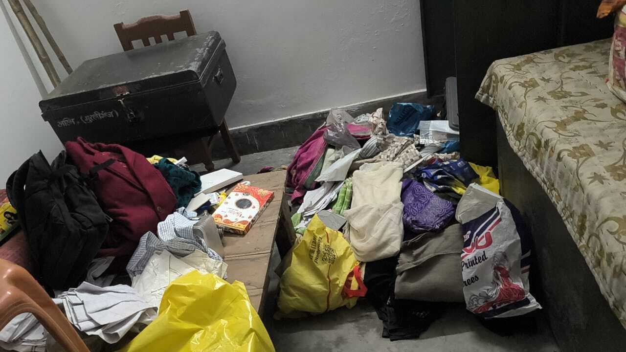 Madhepura. शादी में गये परिवार के घर भीषण चोरी, पीछे से घर का ग्रिल काट लाखों के सामान ले गये चोर