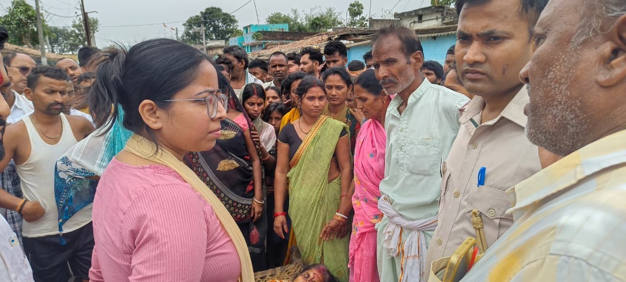 Jamui. गोबर उठा रही महिला को पिकअप ने रौंदा हुई मौत दो जख्मी, आक्रोशित ग्रामीणों ने किया सड़क जाम