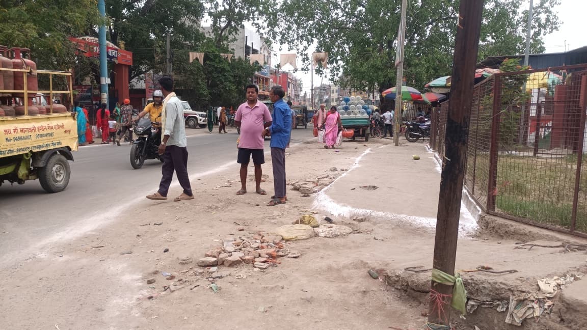 Munger.  बिहार के मुख्यमंत्री सम्राट चौधरी के तारापुर आगमन को लेकर शहीद चौक से हटा अतिक्रमण