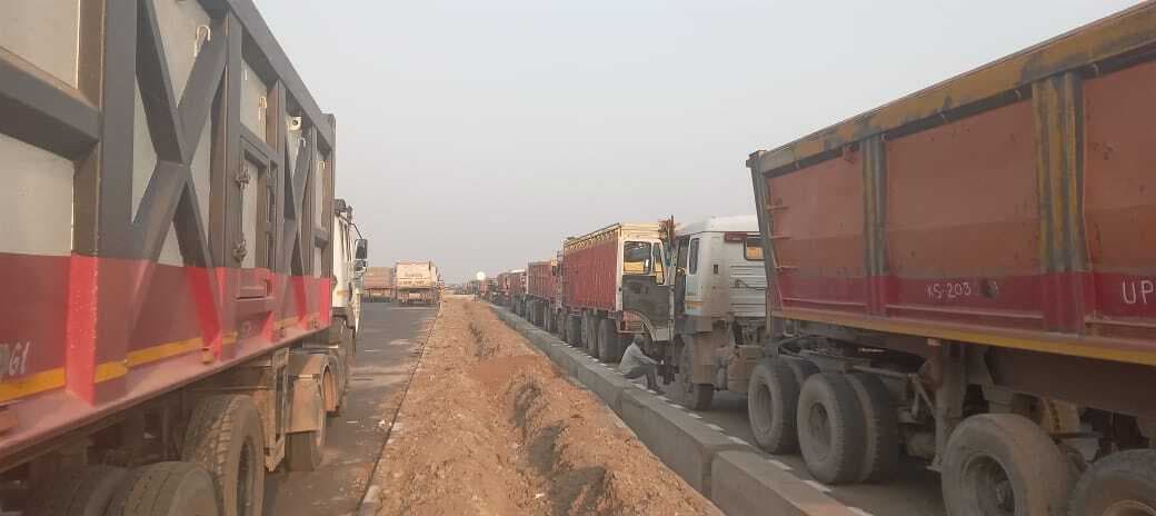 यूपी में जांच के डर से बिहार सीमा पर थमे बालू लदे ट्रक, जीटी रोड पर लंबा जाम