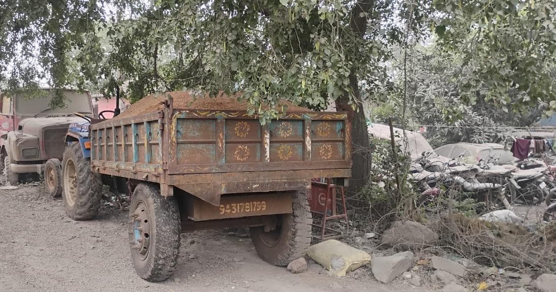 कागजात के अभाव में बालू लदा ट्रैक्टर जब्त