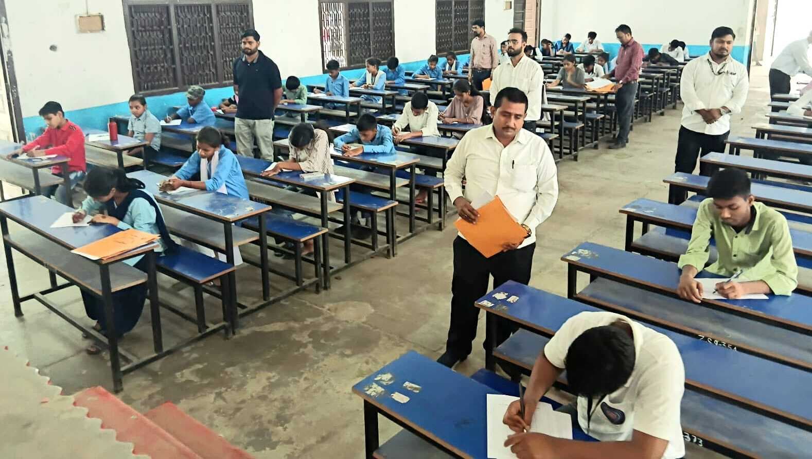 साप्ताहिक जांच परीक्षा में सफल छात्रों को डीएम करेंगे पुरस्कृत