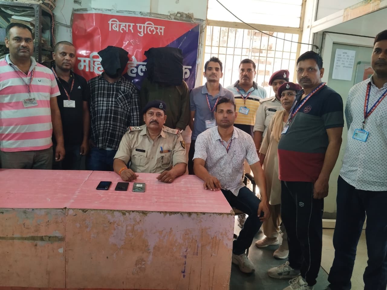 80 हजार रुपये के चोरी के पांच मोबाइल फोन के साथ तीन युवक गिरफ्तार