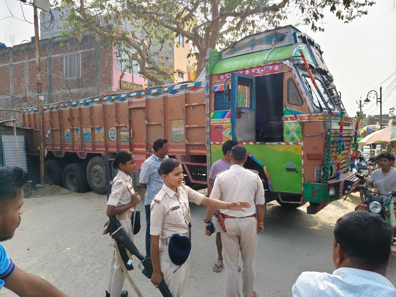 ब्लॉक चौक के पास गिट्टी लदा ट्रक हुआ खराब, घंटों बाधित रहा यातायात