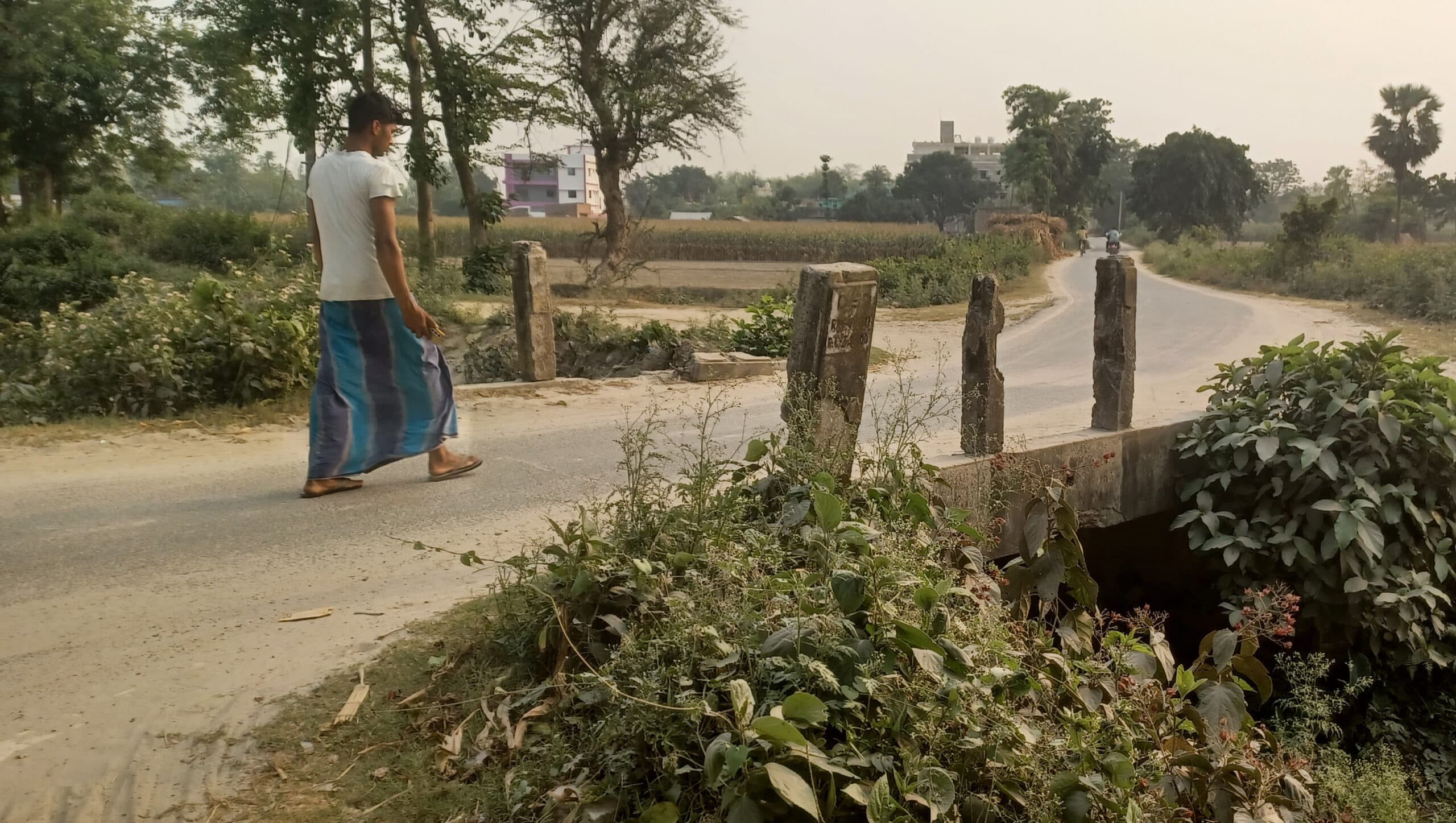 50 वर्ष पुराने पुल का एप्रोच टूटने से दुर्घटना की आशंका