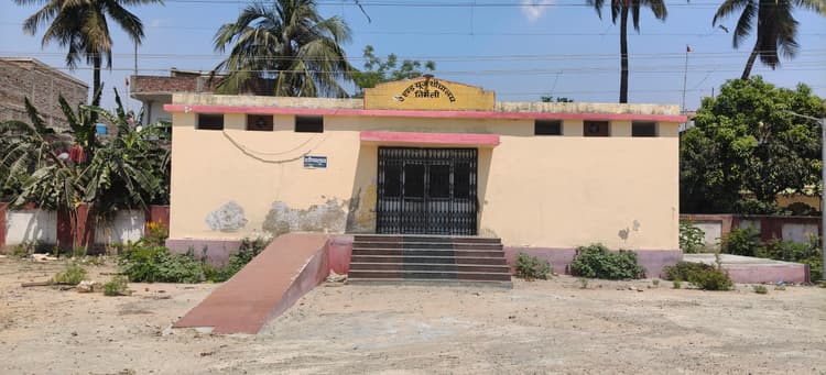 स्टेशन परिसर में बने शौचालय बंद, यात्री परेशान