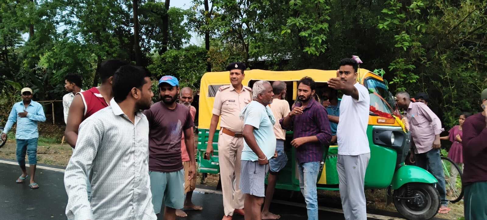 हाईवा ट्रक घर में घुसा, बच्चों सहित परिवार घायल