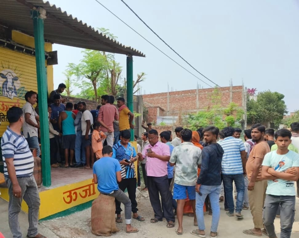 गैस सिलिंडर नहीं मिलने व अवैध वसूली के आरोप पर भड़के उपभोक्ता