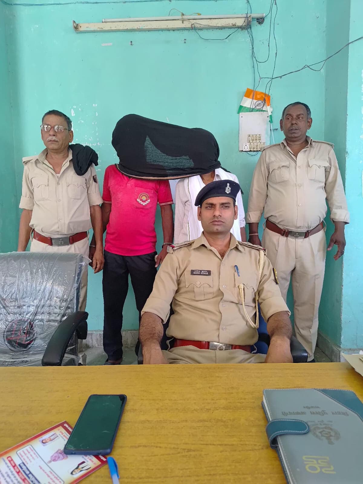 कोंच में दो गांवों में छापेमारी, 25 लीटर शराब के साथ दो अरेस्ट