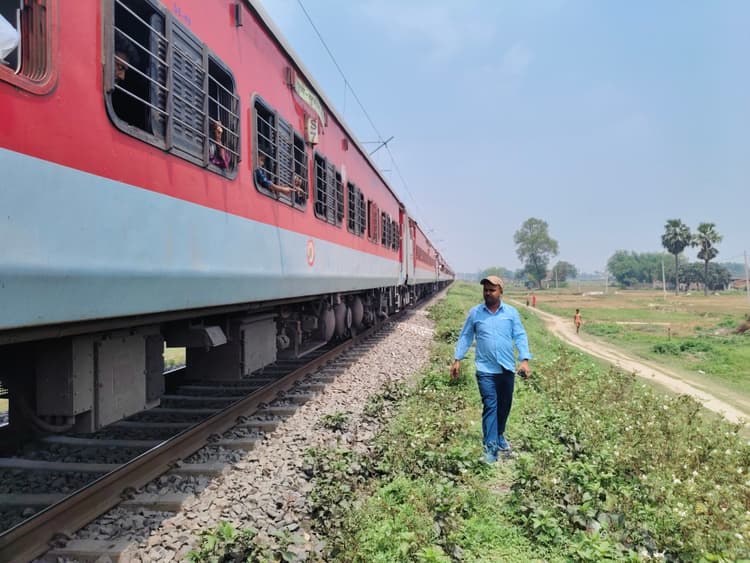 यात्रियों की मनमानी से ट्रेनें हो रहीं लेट