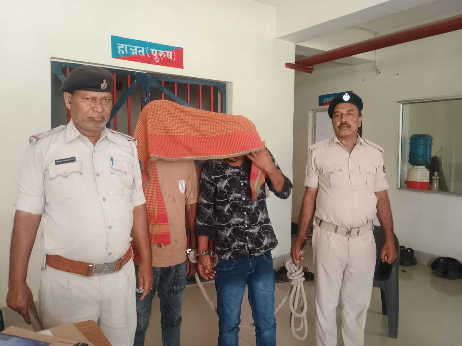 कट्टा व दो कारतूस के साथ दो युवक गिरफ्तार