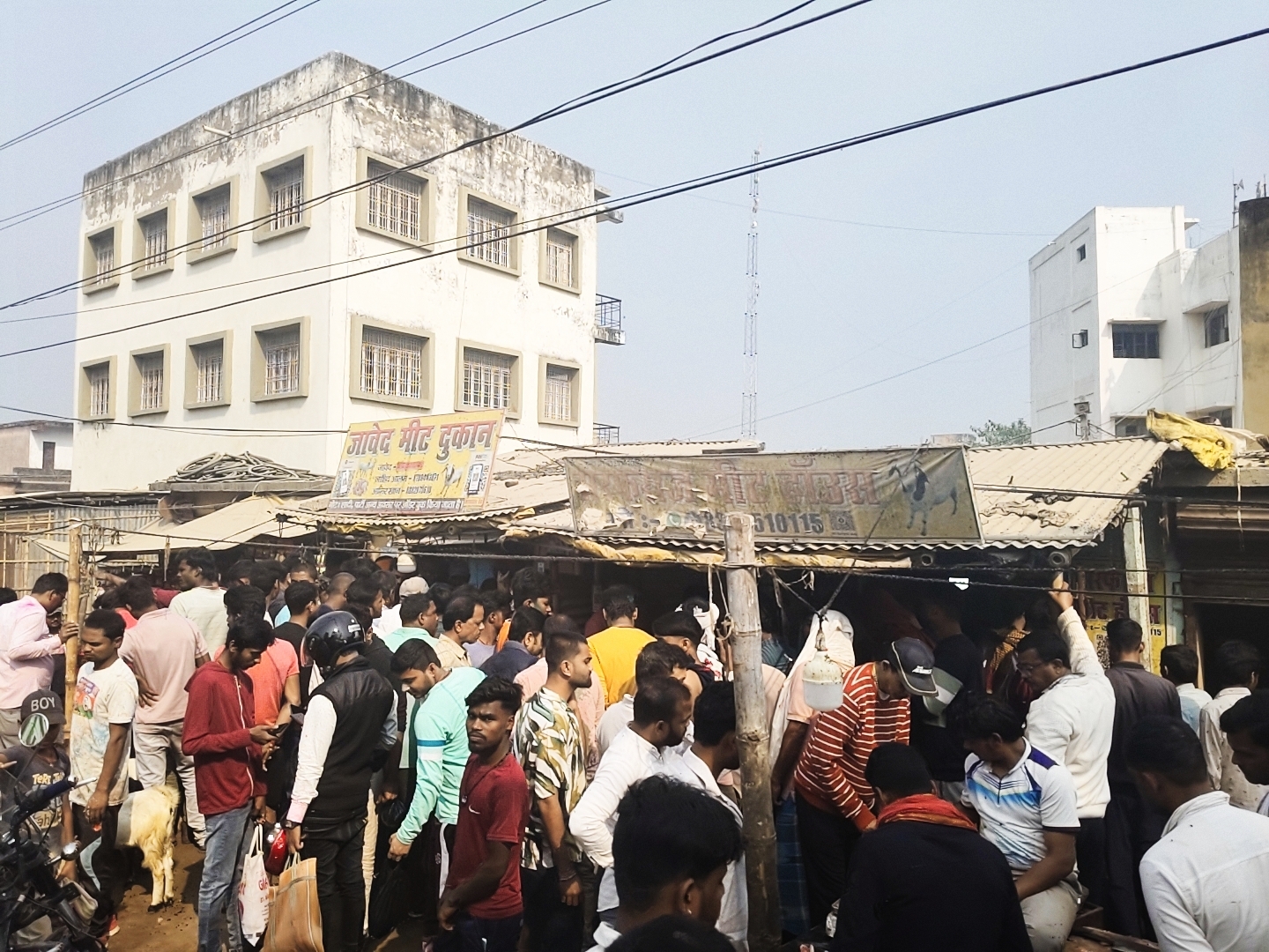 खुले में सजती मांस-मछली की दुकानें, नियमों की उड़ रही धज्जियां