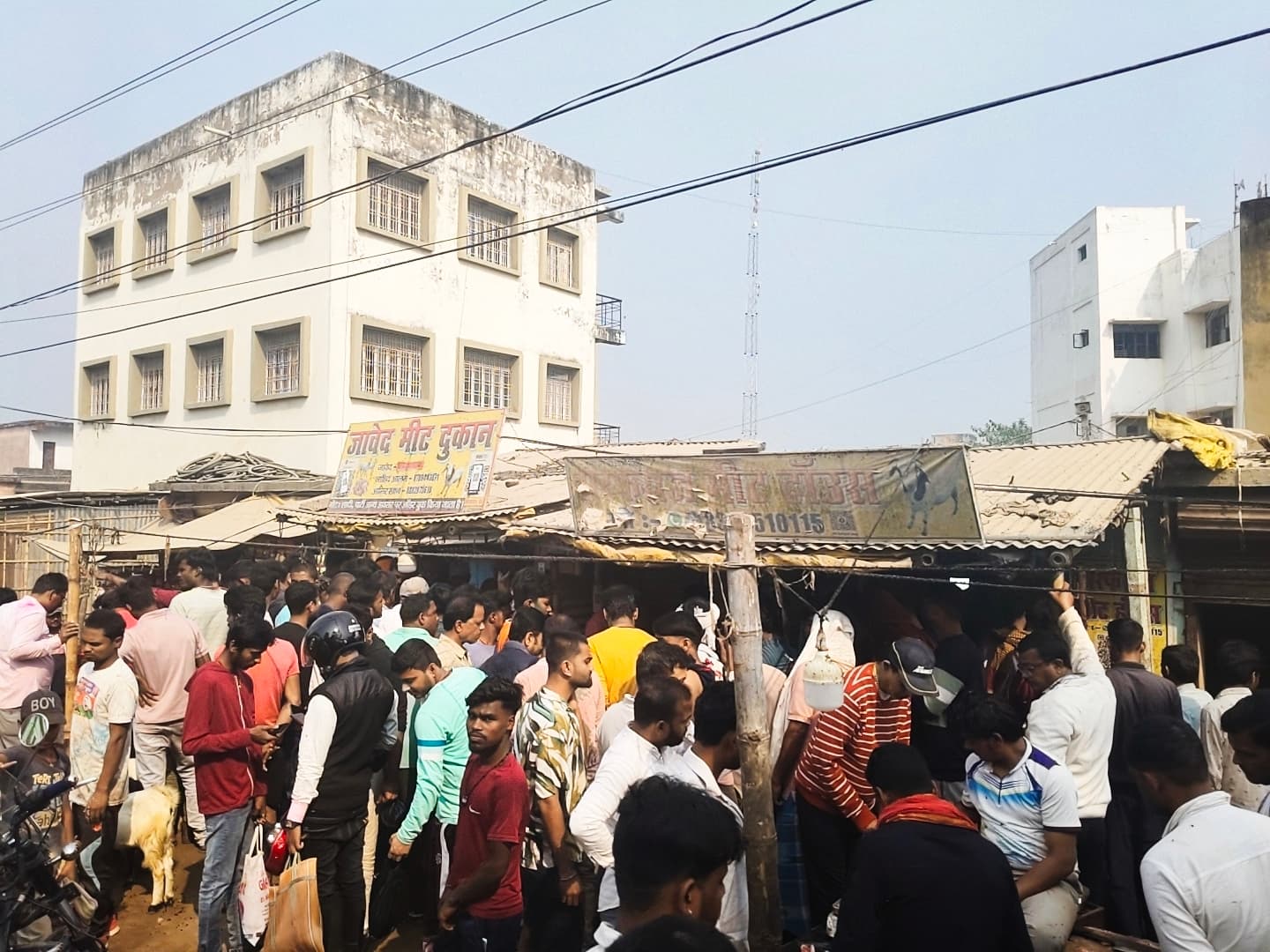 खुले में सजती मांस-मछली की दुकानें, नियमों की उड़ रही धज्जियां