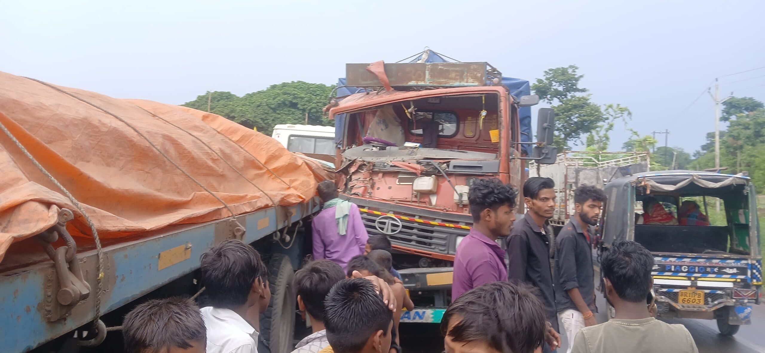 ट्रकों की टक्कर में चालक गंभीर, आधे घंटे तक एनएच रहा जाम