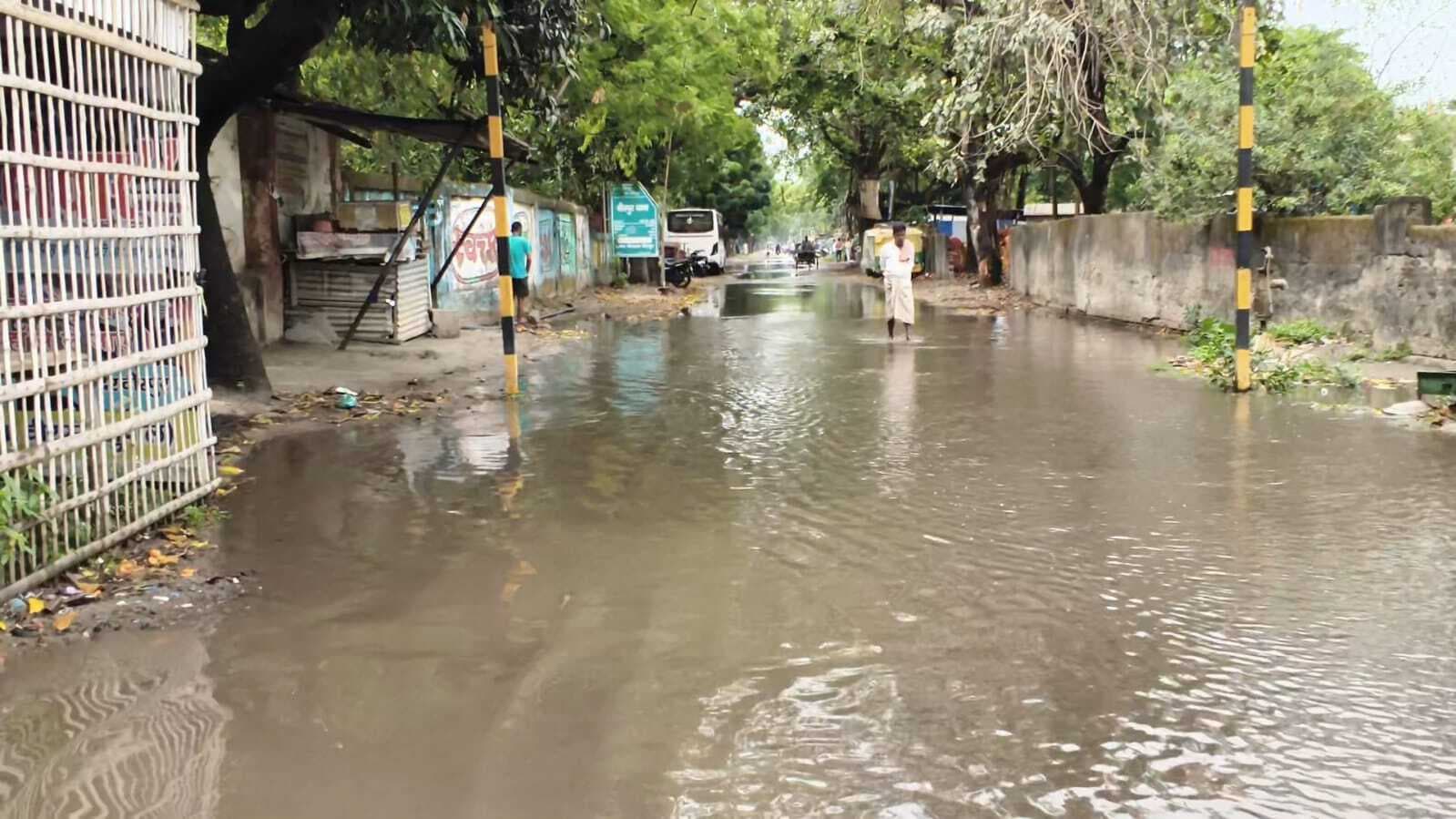 एक दिन की बारिश में ही सड़क हुआ जल मग्न, पैदल चलना भी हो रहा मुश्किल