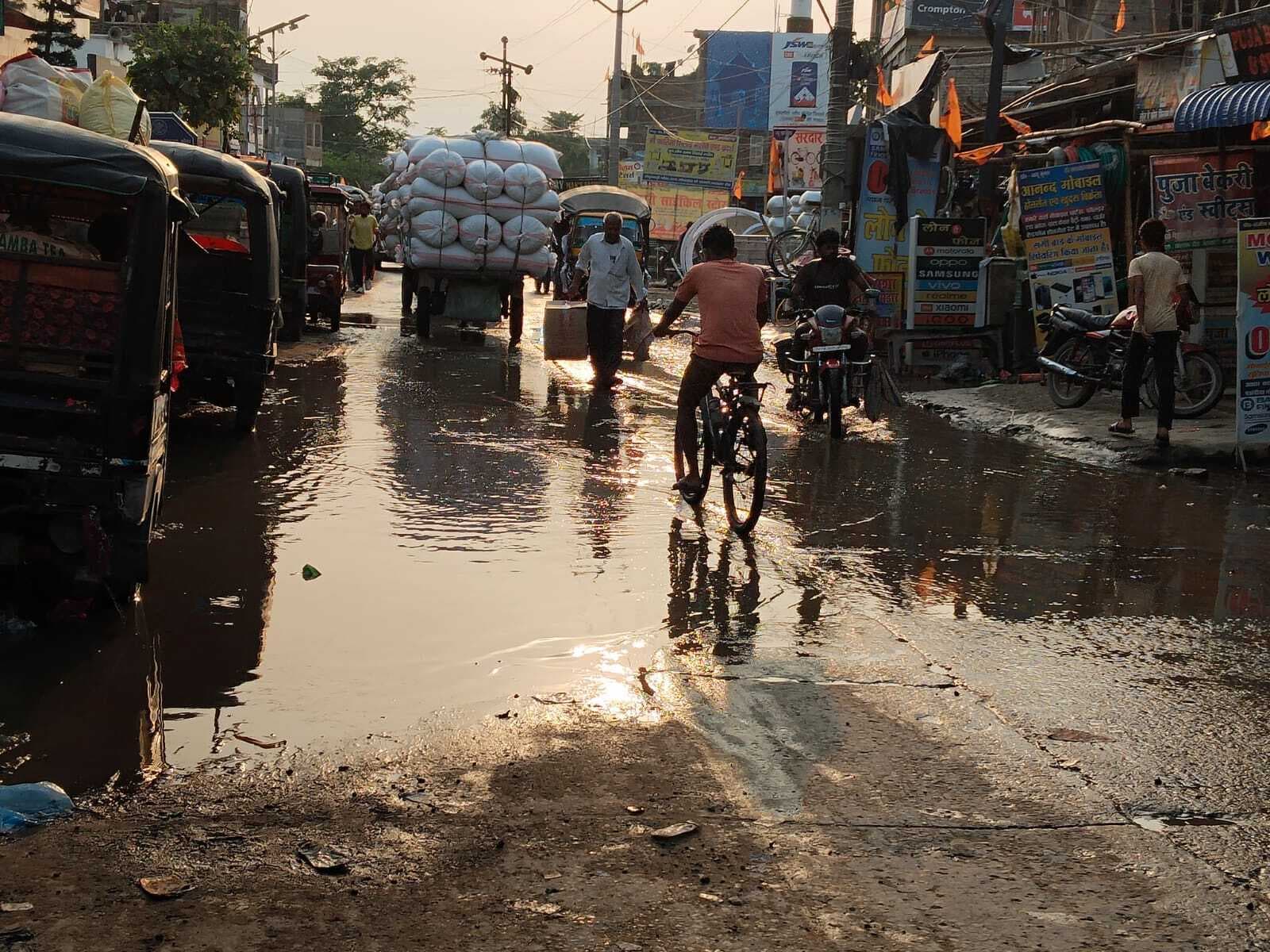 नाला निर्माण के बाद भी जल निकासी नहीं, फलका-गेड़ाबाड़ी मार्ग बना तालाब