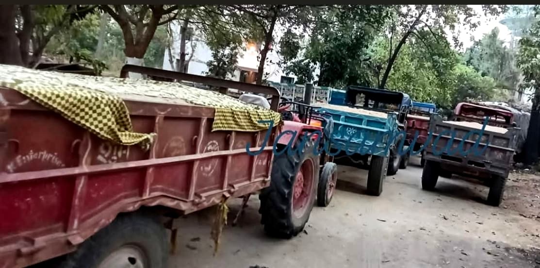 नारदीगंज में अवैध बालू खनन पर बड़ी कार्रवाई, 10 ट्रैक्टर किये गये जब्त