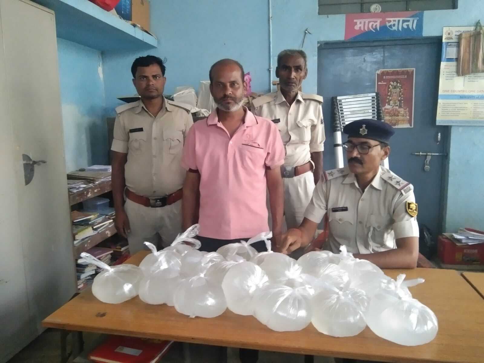 38 लीटर अवैध देसी शराब के साथ एक गिरफ्तार, बाइक जप्त