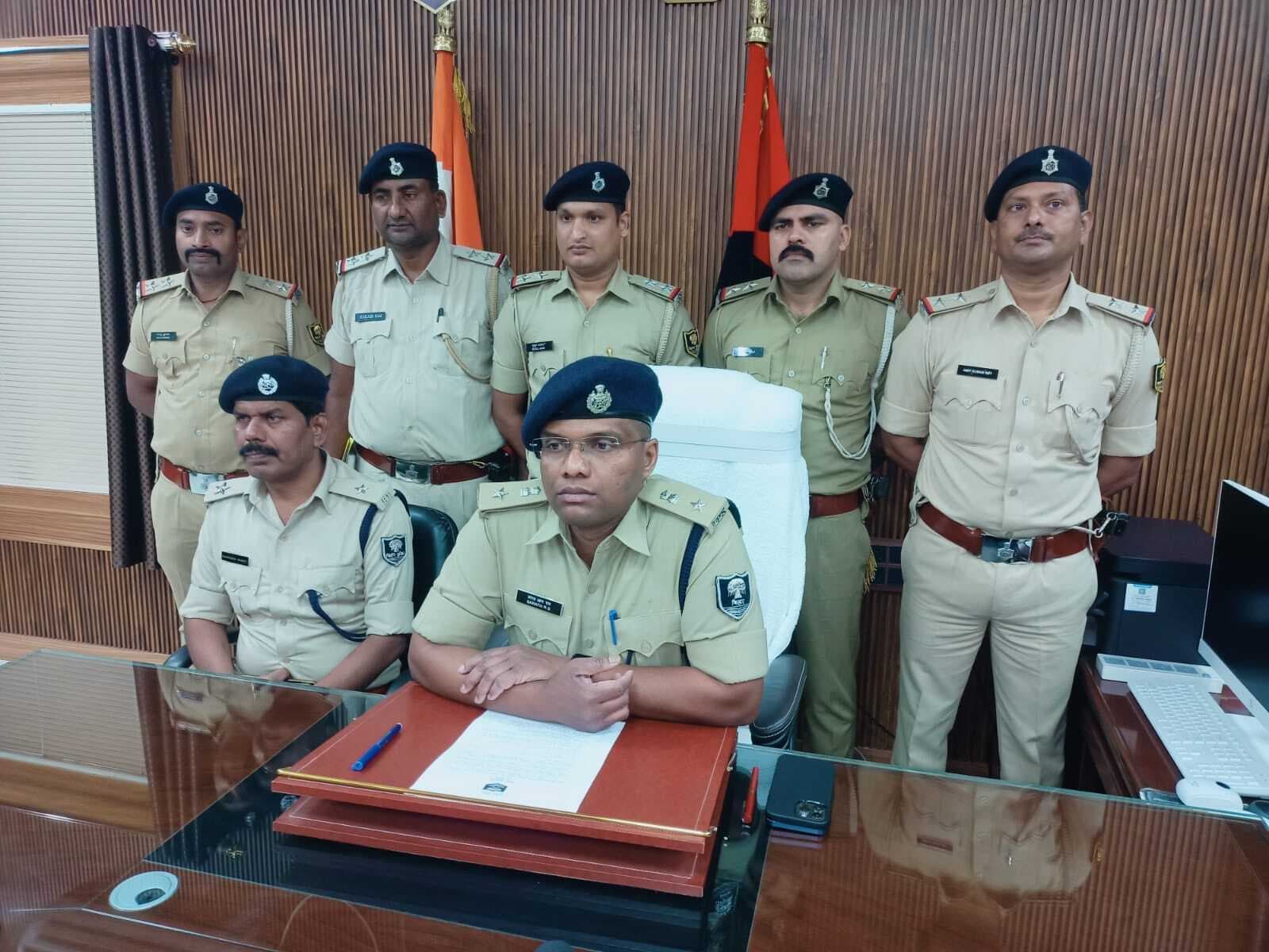 अंतरजिला हथियार तस्कर गिरोह का भंडाफोड़, भारी मात्रा में हथियार व नकदी बरामद