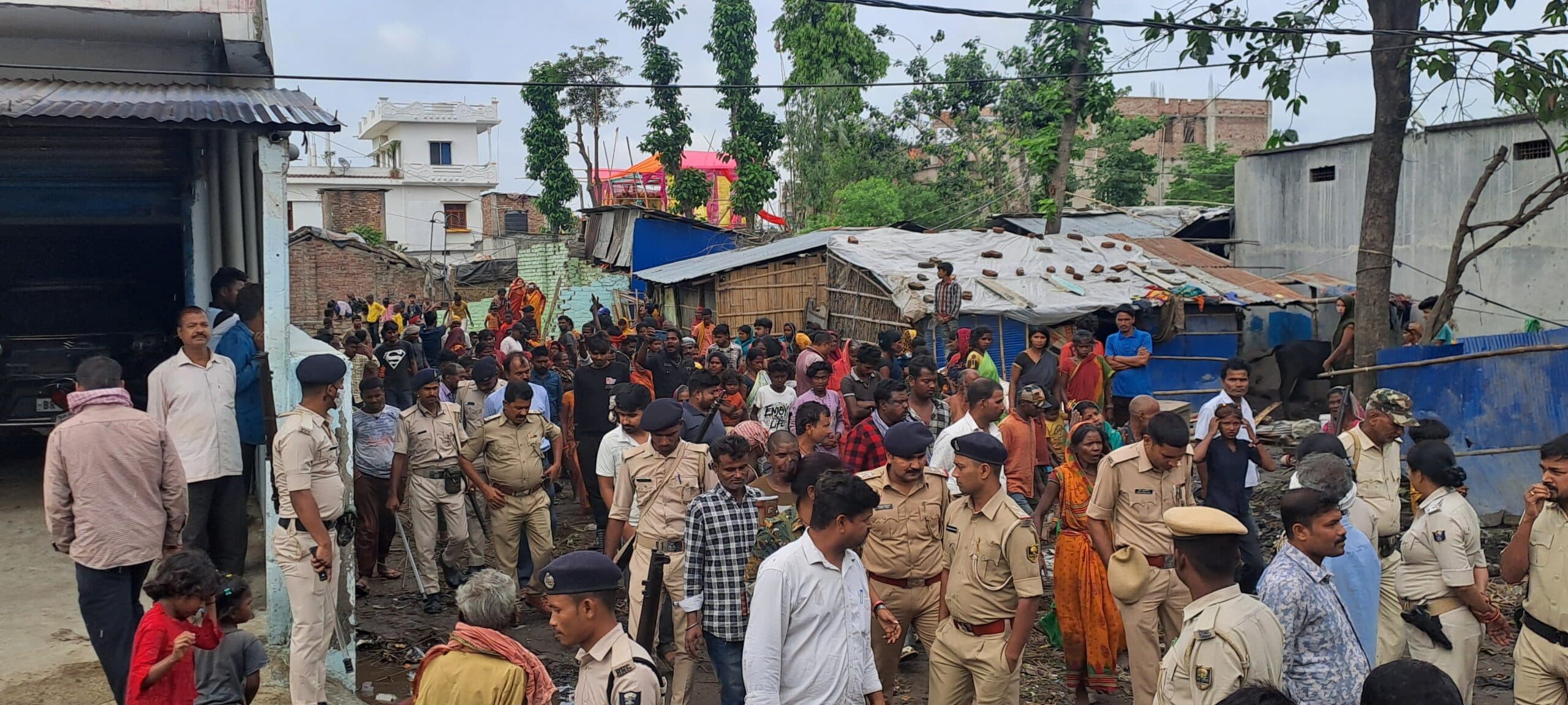 न्यायालय के आदेश पर हटाया गया अतिक्रमण, महादलित समुदाय के लोगों ने किया विरोध