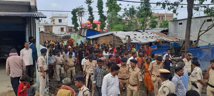 न्यायालय के आदेश पर हटाया गया अतिक्रमण, महादलित समुदाय के लोगों ने किया विरोध