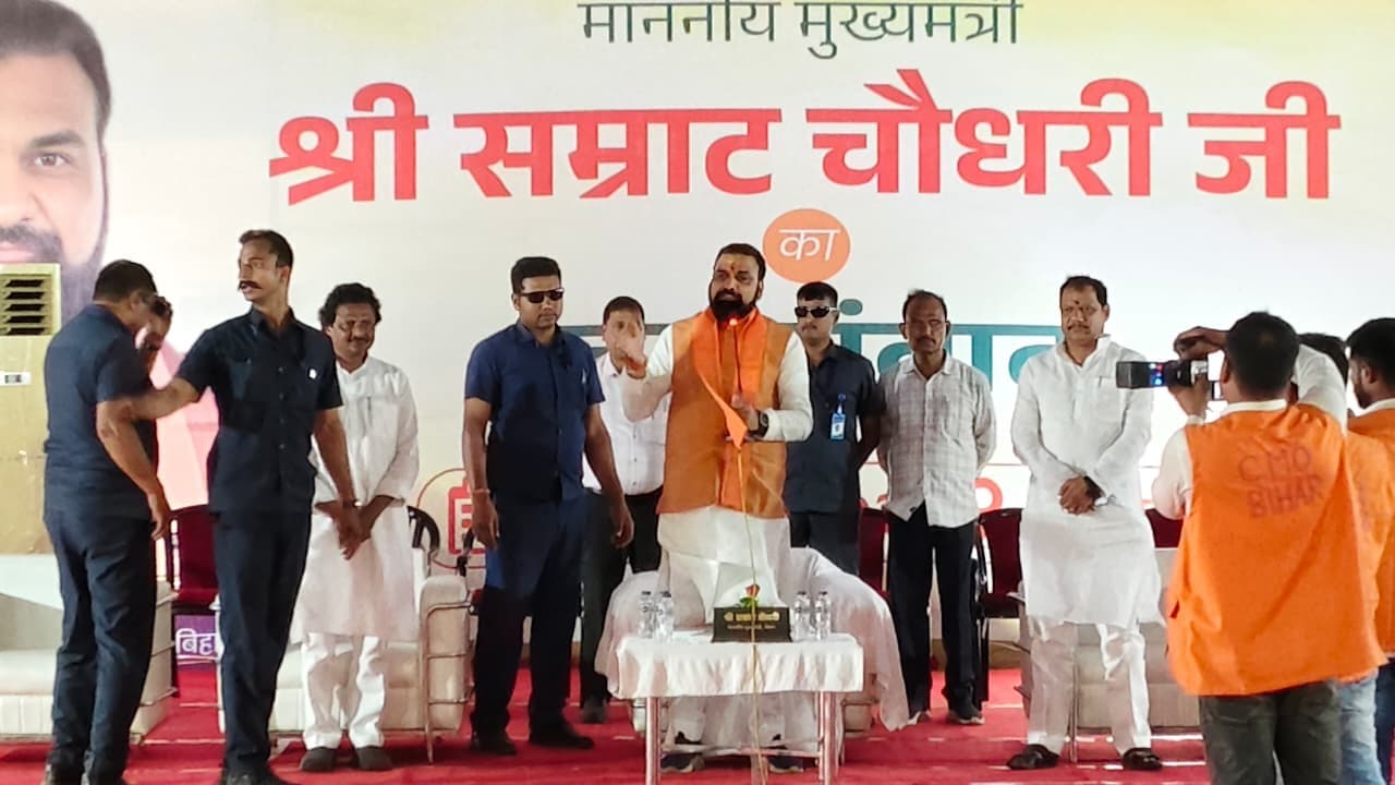 सीएम ने पूछा-कि हाल-चाल छै, बढ़िया छै ना, जनता ने कहा बढ़ियां छै सरकार...