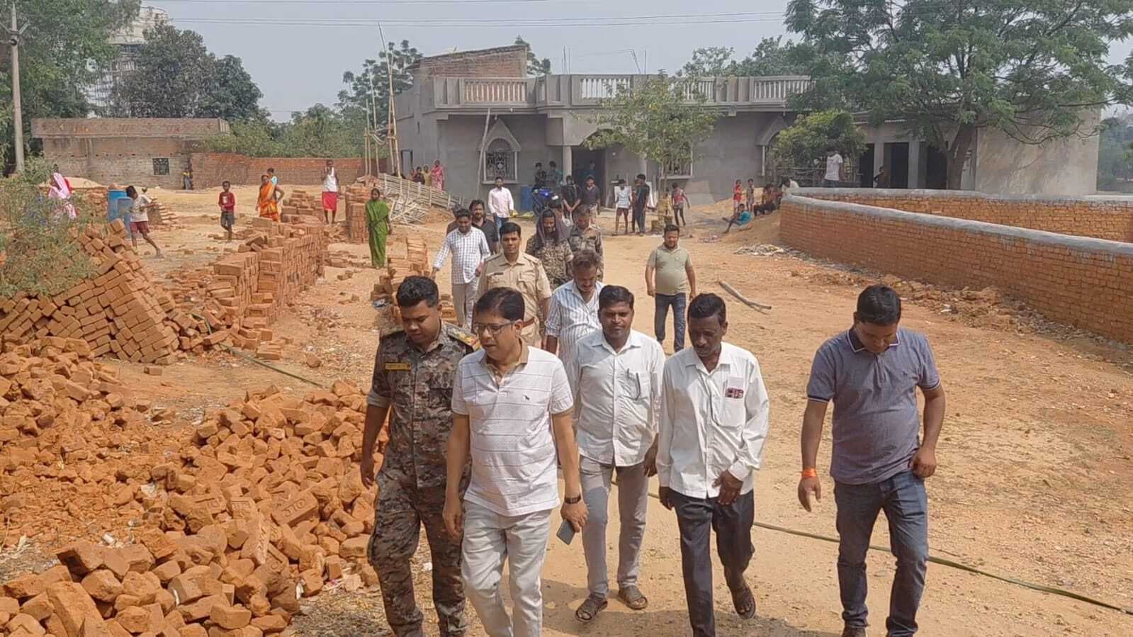 रास्ते पर दीवार बनाने के बाद दो पक्षों में बढ़ा विवाद