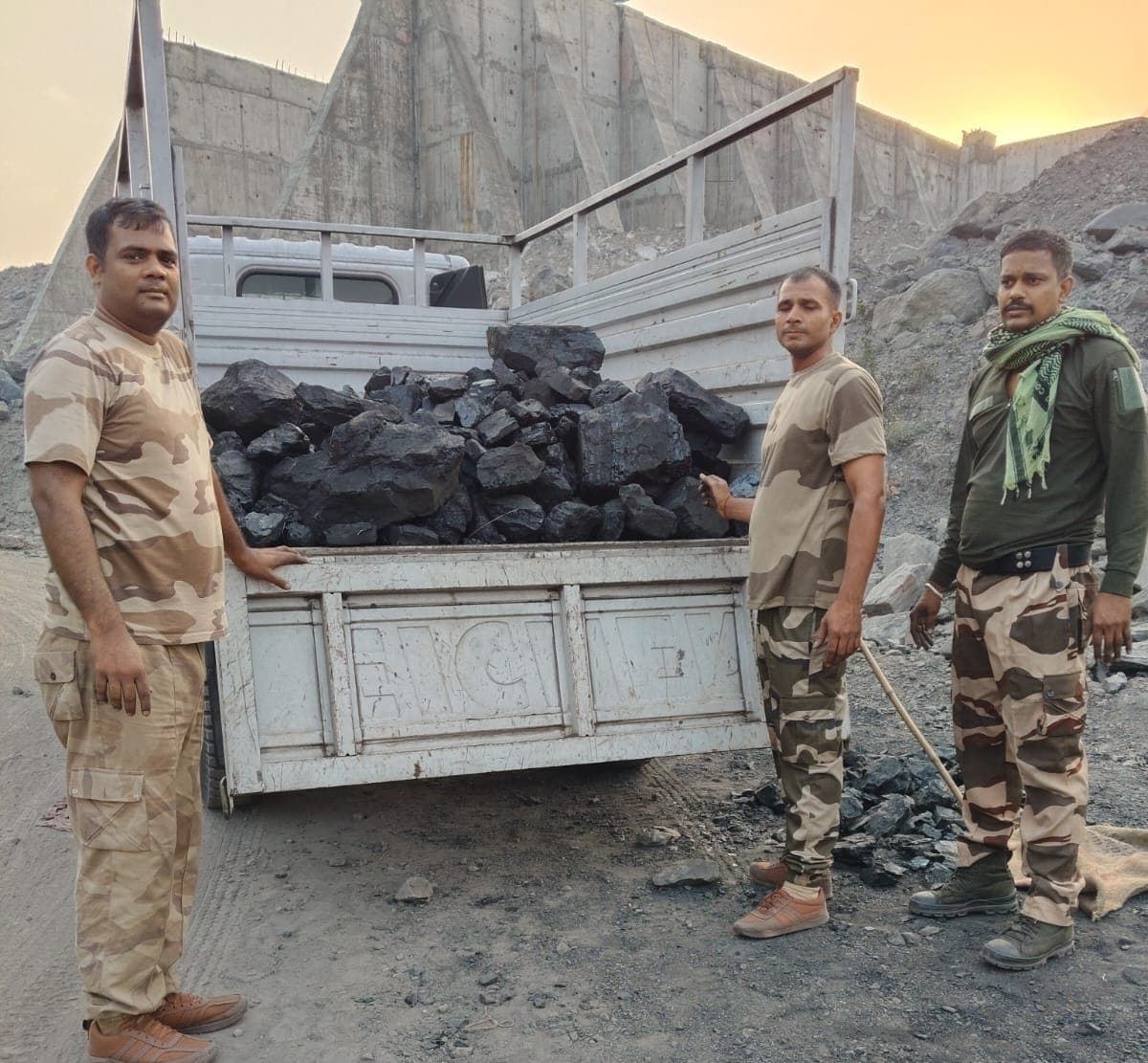 सीआइएसएफ की बड़ी कार्रवाई, विश्रामपुर से 2.230 टन अवैध कोयला जब्त