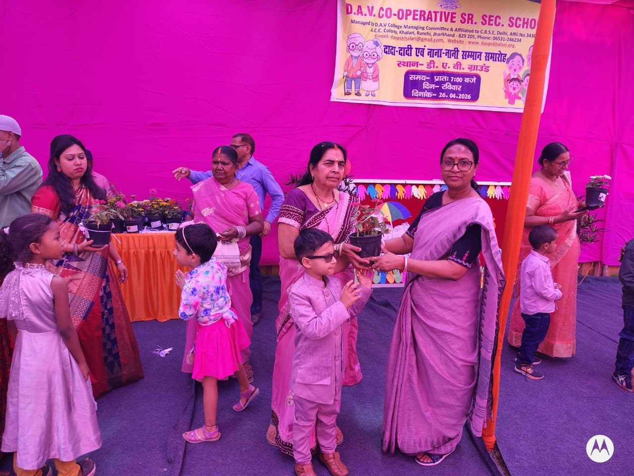 नाटिका मंचन कर परिवार में बुजुर्गों की अहमियत बतायी