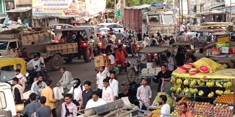 स्थायी बस स्टैंड और सुविधाओं के अभाव में दिनारा में यातायात व्यवस्था चरमरायी