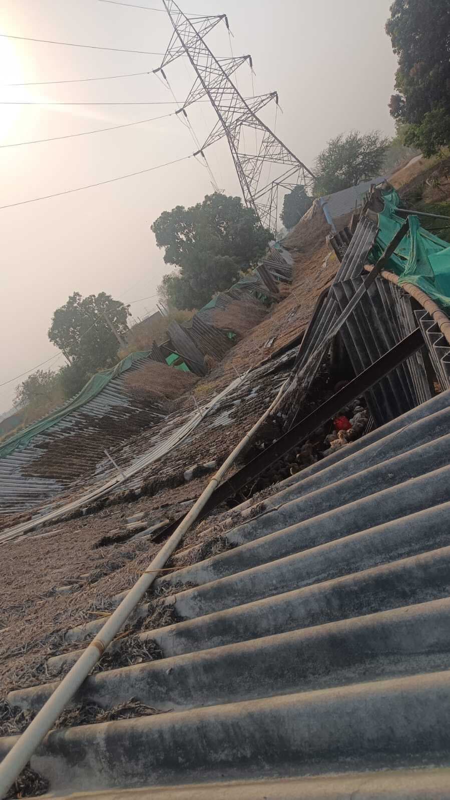 गोवर्धनपुर में मुर्गा फार्म का ढांचा गिरा, 500 चूजों की मौत