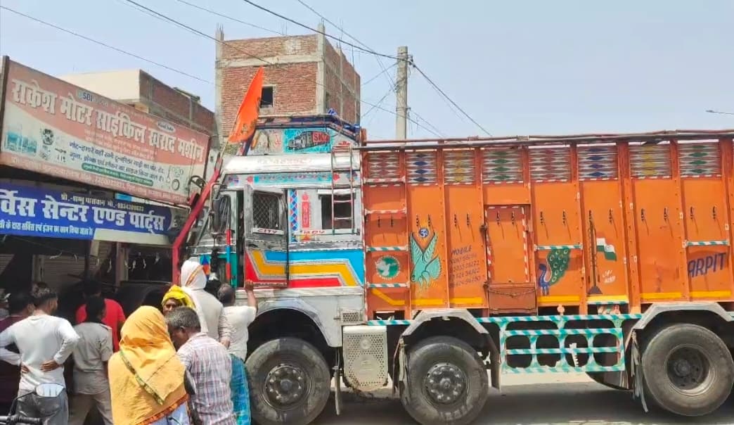 अनियंत्रित ट्रक कार को टक्कर मार दुकान में घुसा, बड़ा हादसा टला