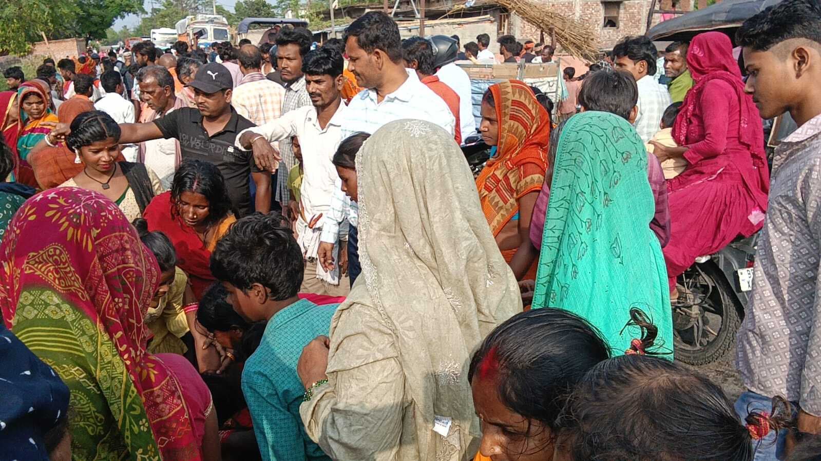 वाहन के धक्के से युवक की मौत, दो घायल