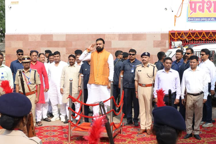 माननीयों ने सीएम का किया भव्य स्वागत, क्षेत्र के विकास पर दिया बल