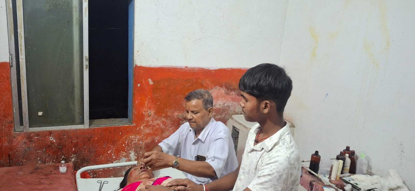 दो कारों की आमने-सामने की टक्कर में चार जख्मी, रेफर