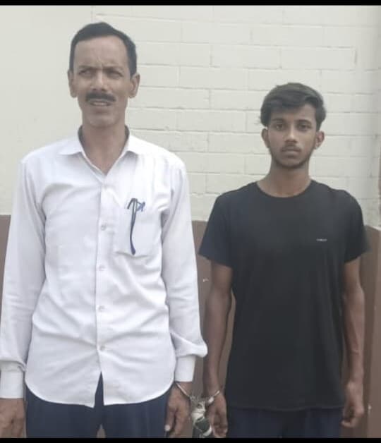 रंगदारी मांगने के फरार आरोपित गिरफ्तार