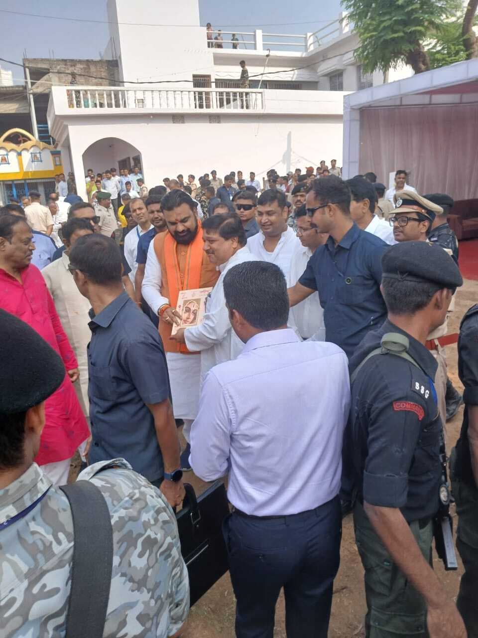 मुख्यमंत्री को कटोरिया के पूर्व विधायक ने दी सुपुत्री के विवाह का आमंत्रण-पत्र