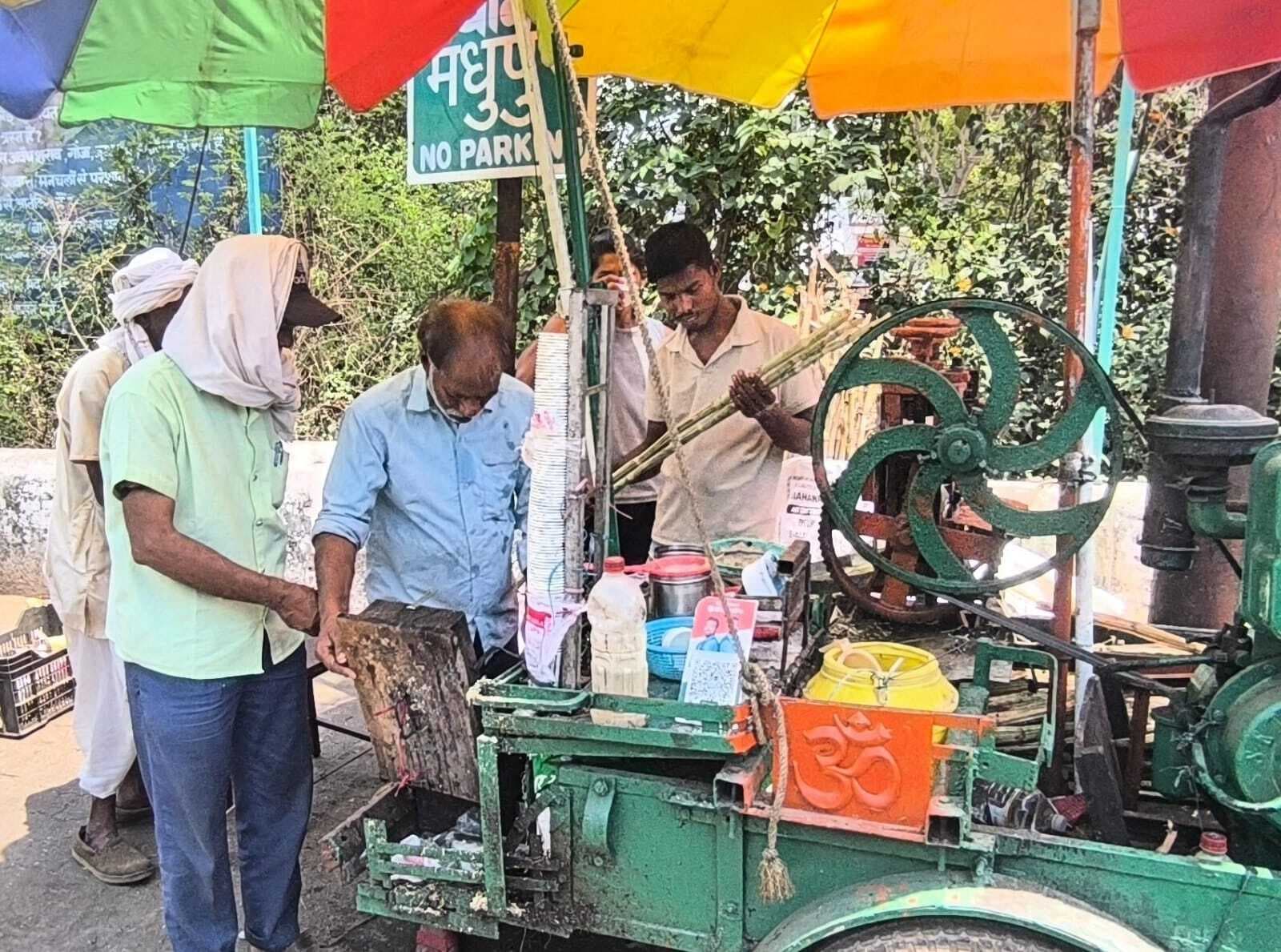 बढ़ती गर्मी से राहत के लिए गन्ने के जूस व सत्तू की दुकानों पर उमड़ी भीड़