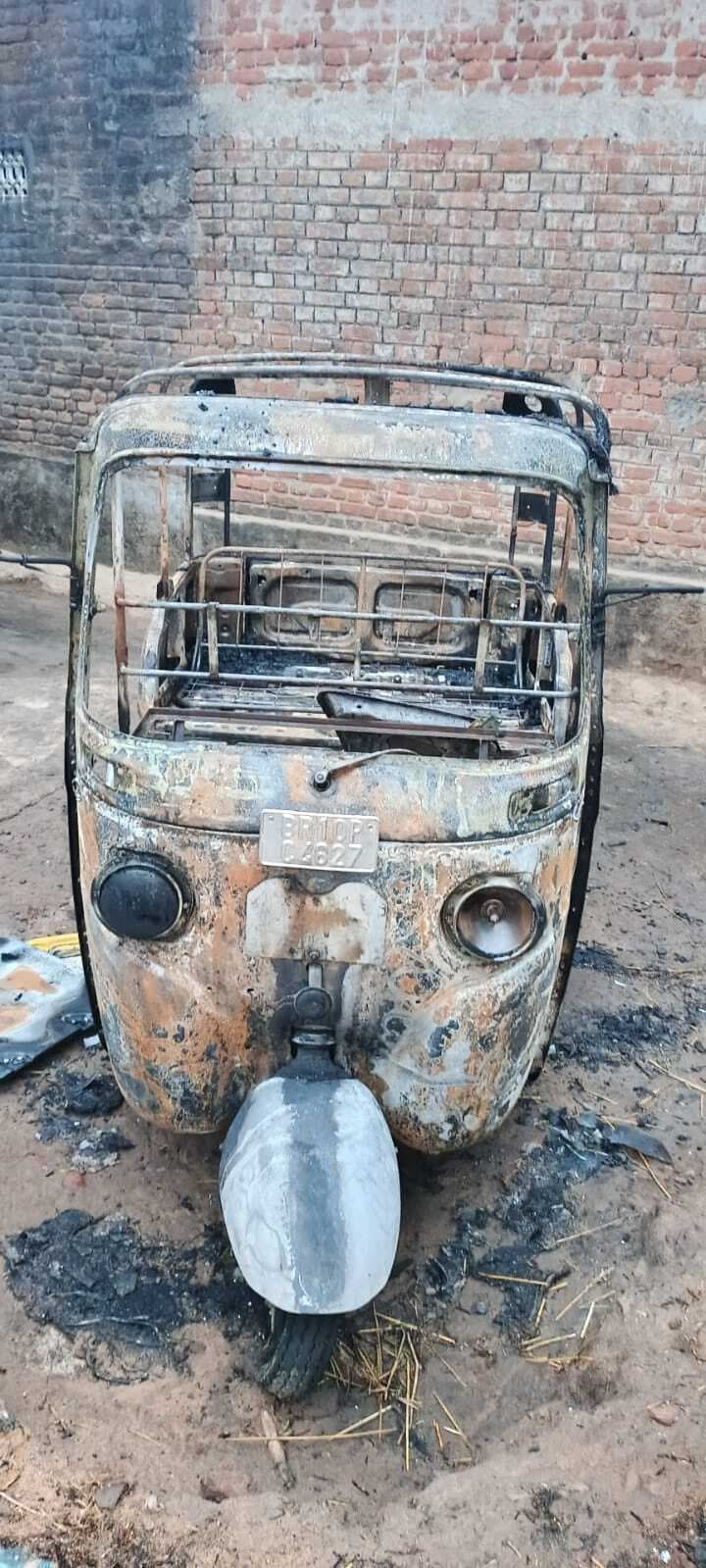 घर के सामने खड़ी टोटो में लगी आग, जलकर राख