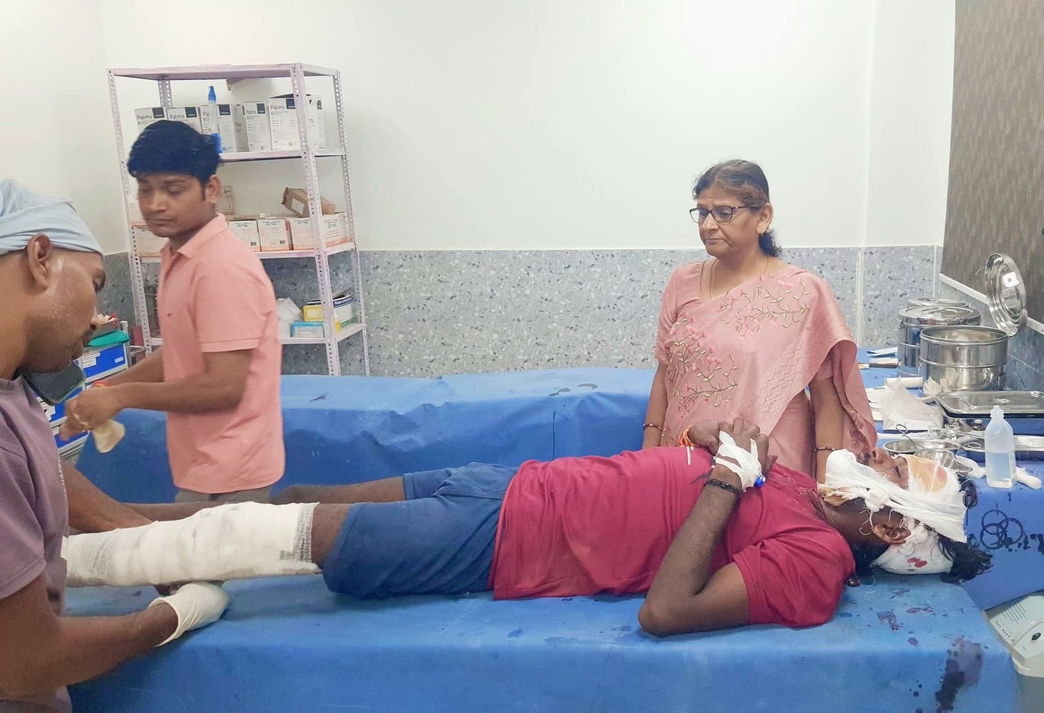 एंबुलेंस व बाइक में सीधी टक्कर, बाइक चालक देवघर रेफर