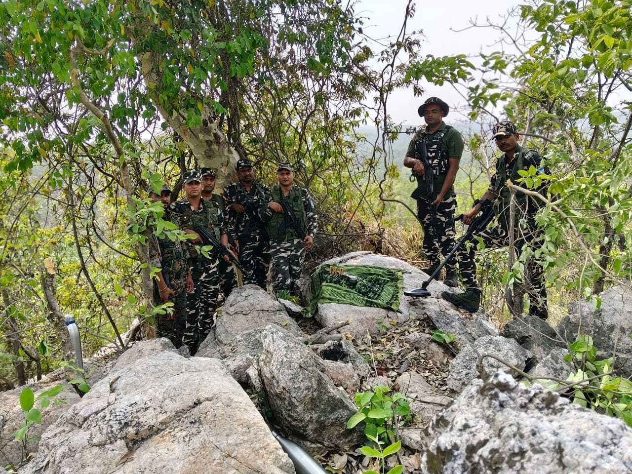 एसएसबी ने सुरंगी पहाड़ियों से भारी मात्रा में हथियार किया बरामद