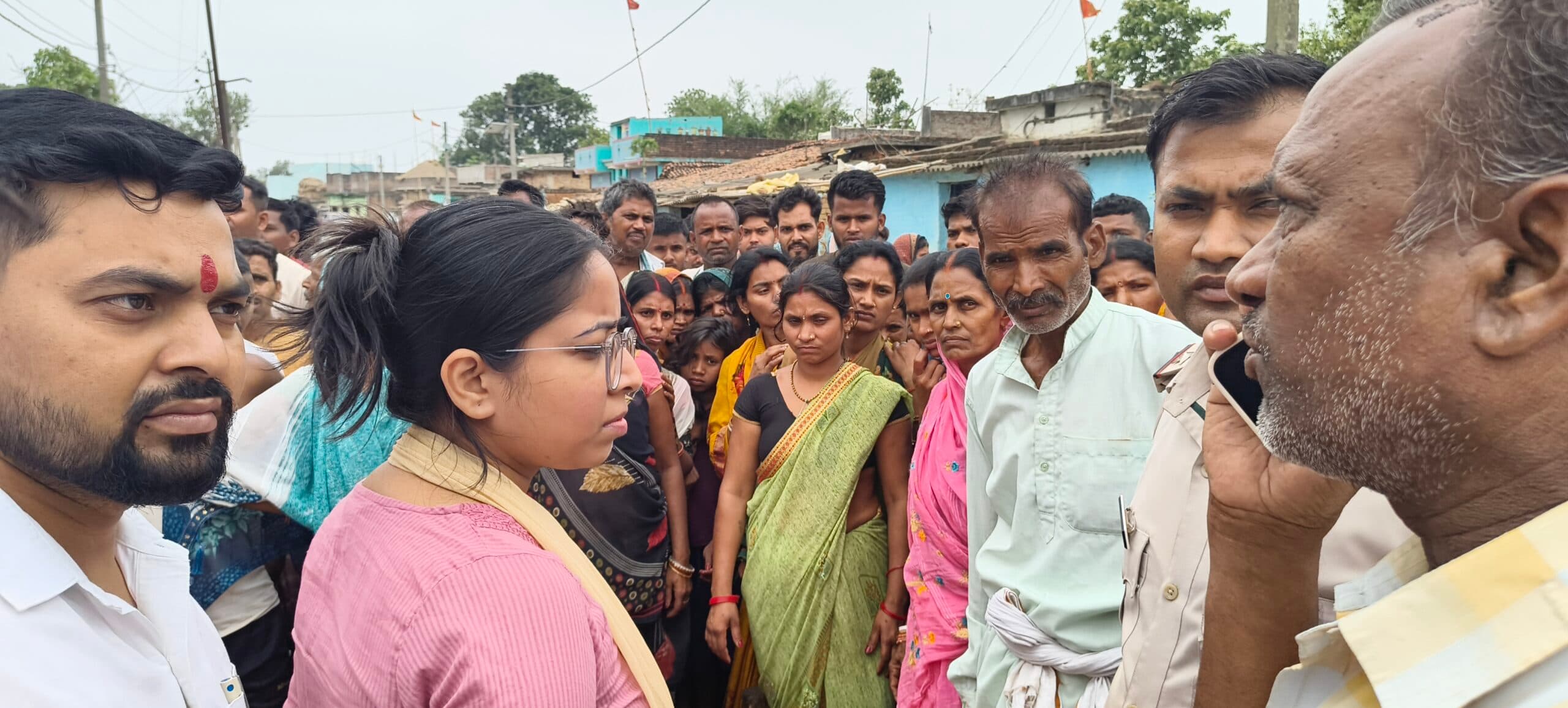 सड़क हादसे में महिला की मौत, दो घायल, मुआवजा को लेकर तीन घंटे तक सड़क जाम