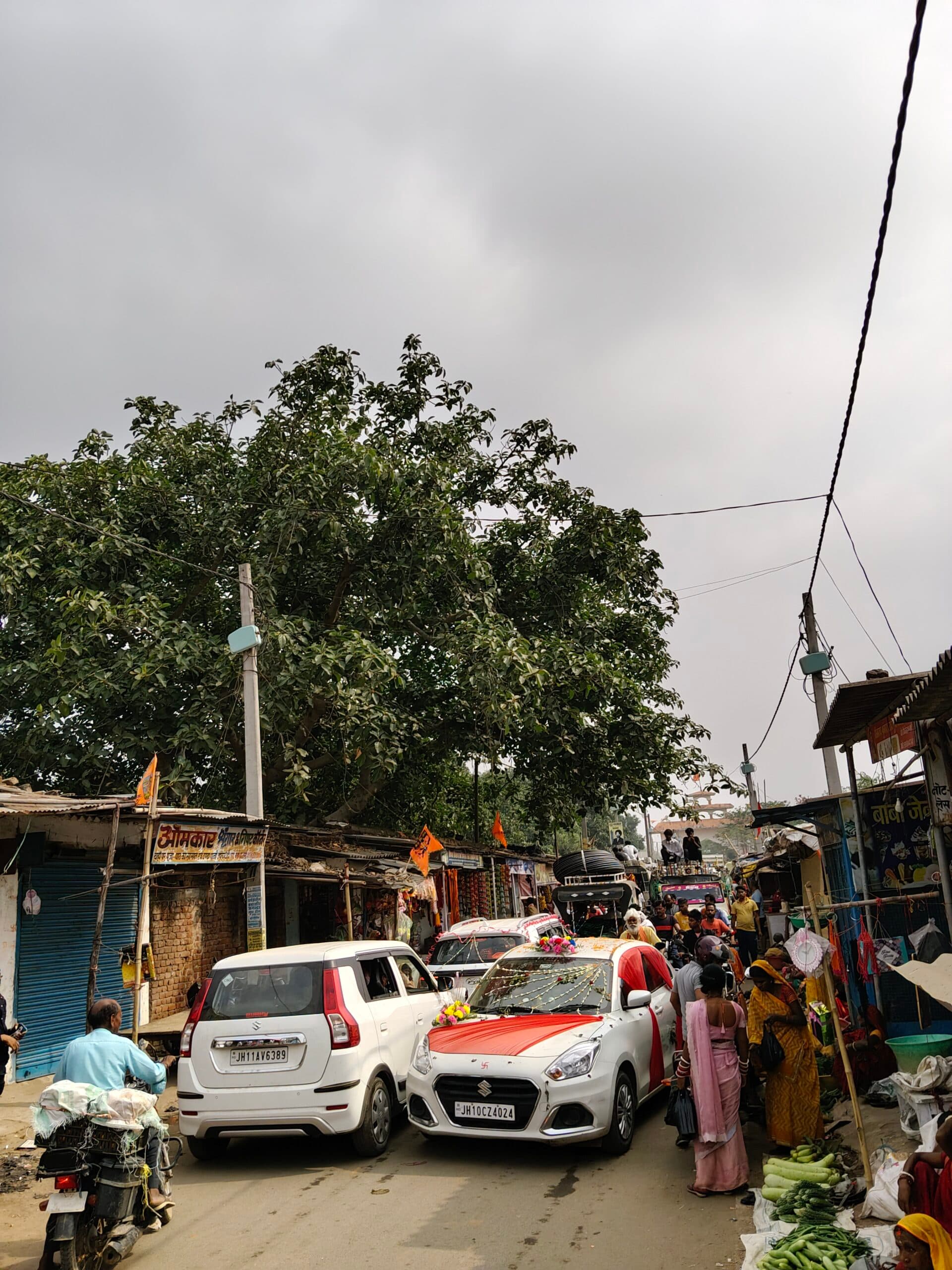 Giridih News :दुमका-रांची सड़क का अतिक्रमण, राहगीर परेशान