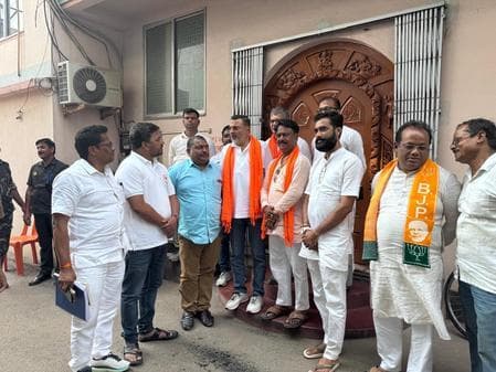 बनगांव में चुनावी तैयारियों को लेकर सांसद डॉ निशिकांत दुबे ने की बैठक