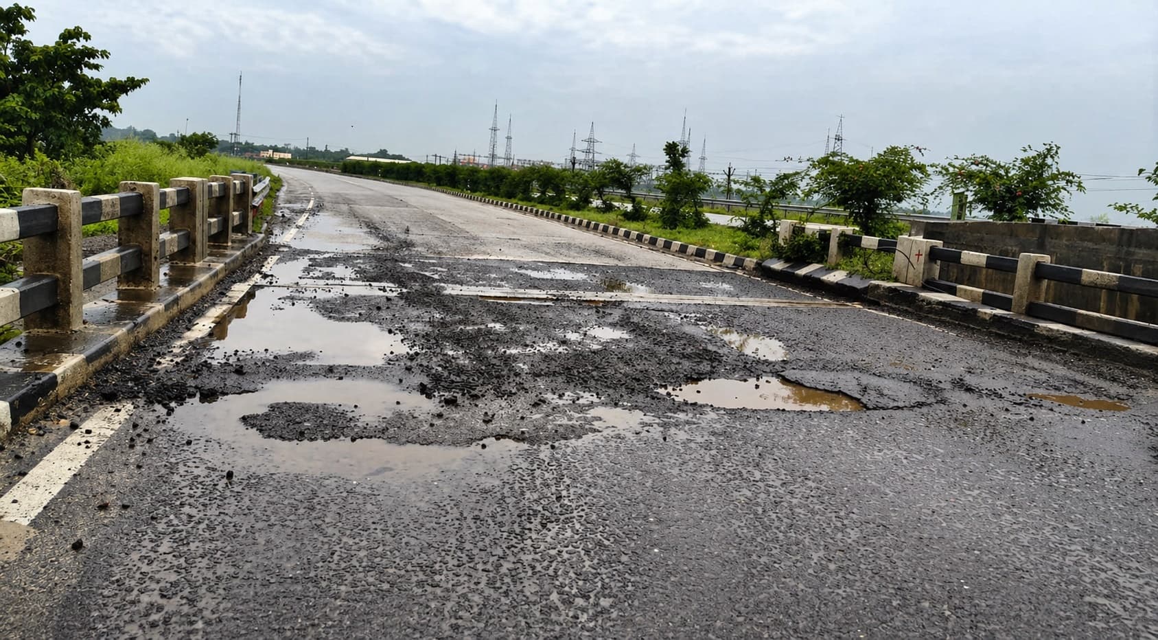 पावर ग्रिड व रेलवे ब्रिज के बीच एनएच 327 ई की हालत जर्जर