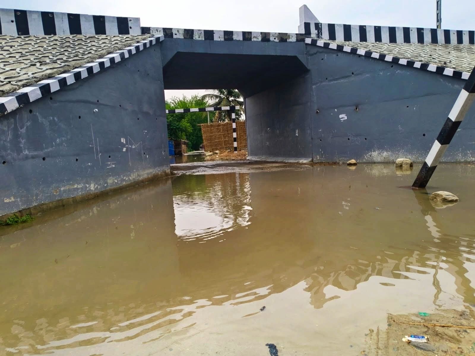 अंडर पास में जलजमाव से वाहनों के आगमन में परेशानी