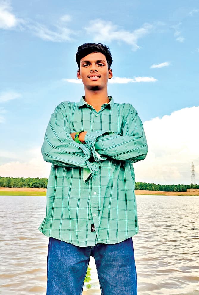 Dhanbad News : स्कूल की दीवार फांद तालाब में तैराकी कर रहे नवोदय के छात्र की डूबने से मौत